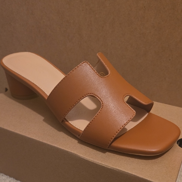 Chic Tan Women's Mules - Picture 1 of 7